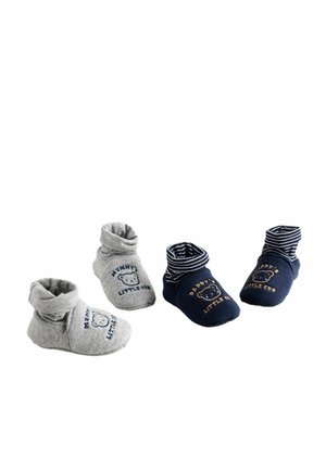 Zwei Paare Babystiefelchen: ein graues mit umgeschlagenem Saum und Bärchen-Grafik, das andere marineblau mit Streifen und dem Text "Papass kleiner Freund".