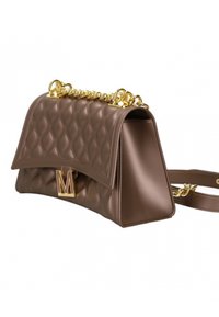 Braune, gesteppte Lederhandtasche mit goldener Kettenriemen und großem goldenen "M"-Logo auf der Vorderklappe, im schrägen Blick auf weißem Hintergrund.