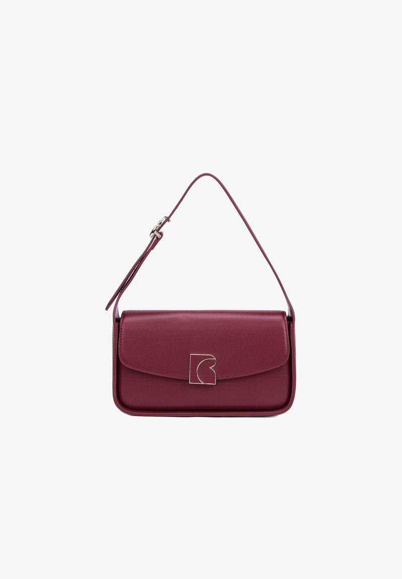 Borsa in finta pelle bordeaux con chiusura a patta magnetica e logo in accento dorato. Dotata di una singola tracolla regolabile per indossarla a spalla o a traverso.