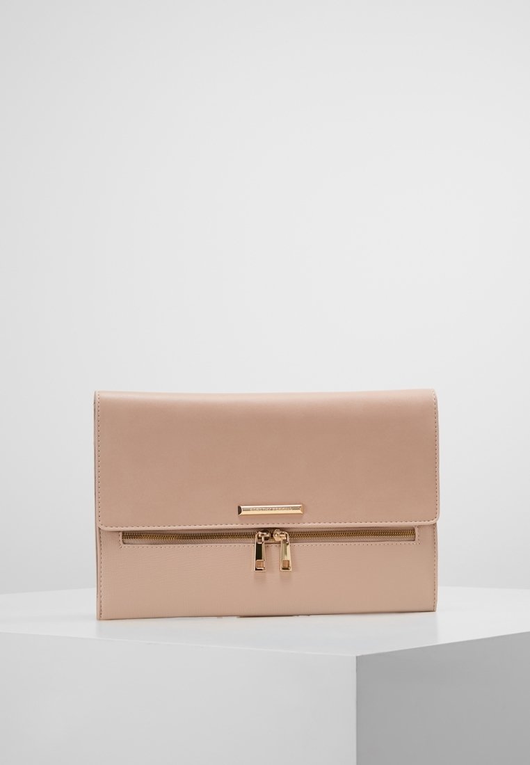 Beige läderkuvert med en strukturerad yta, en lockstängning och en guldtonad dragkedjeficka framtill. Slät, elegant design.