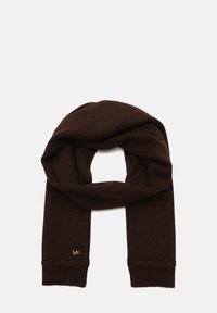 Écharpe en tricot marron avec une texture douce, présentant des extrémités côtes et un petit monogramme doré "MK" sur un côté. Forme oblongue.