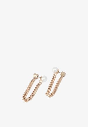 Orecchini a catena color oro con dettaglio perla, chiusura rettangolare e design allungato. Texture liscia con finitura lucida.