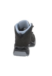 Scarponi da trekking grigio scuro con finitura testurizzata, colletto imbottito blu e dettagli in rete nera. Dotati di una suola in gomma resistente per una buona aderenza.