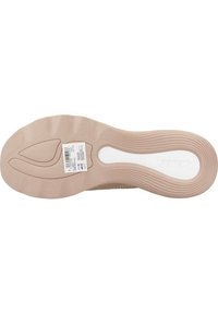 Suela de zapatilla color beige claro con diseño de goma texturizada. Acento blanco en la zona del arco, con patrones circulares y ondulados. Incluye etiqueta con información.