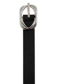 Črni usnjen pas z veliko, polirano sivo-srebrno kovinsko zaponko z vpletenim vzorcem. Gladek tekstura in pravokotna oblika.