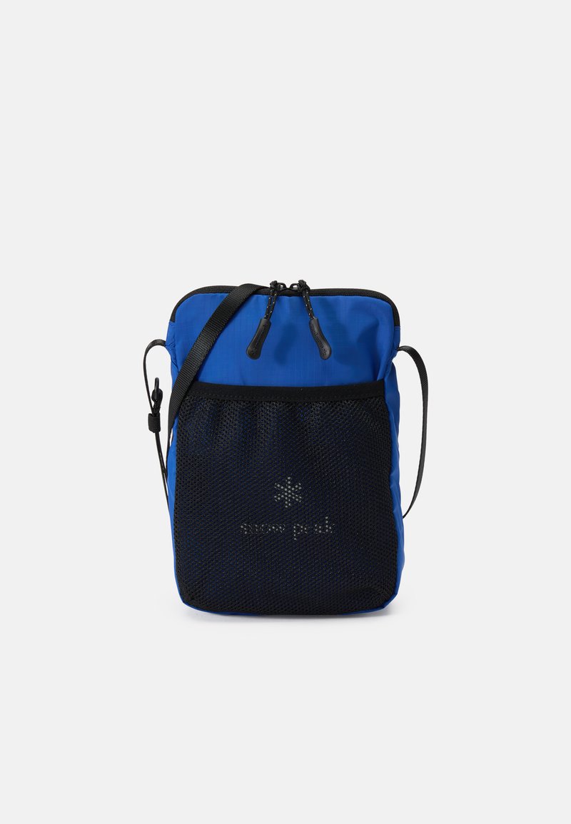 Sac à dos en tissu bleu avec une section inférieure en maille et un logo, fermeture à double zip, et une sangle ajustable pour le transport.