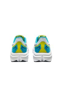 Scarpe da ginnastica bianche con dettagli blu e gialli, caratterizzate da una tomaia strutturata, collo imbottito e suola spessa e ammortizzata.