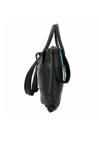 Bolso de mano de cuero negro con superficie texturizada, asas dobles, correa de hombro ajustable y cierre con cremallera que presenta un acento de azul brillante.