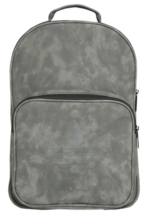 Szary plecak Adidas z przednią kieszenią na zamek, wytłoczonym logo trefoil i górnym uchwytem.