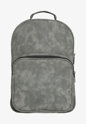 Sac à dos Adidas gris avec poche zippée frontale, logo trèfle embossé et poignée supérieure.