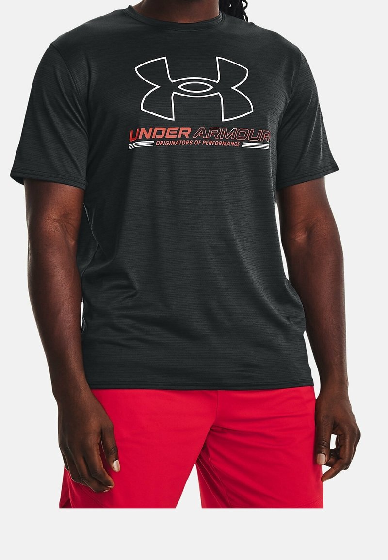 Czarny sportowy t-shirt z krótkim rękawem z szarym logo Under Armour i czerwonym napisem, wykonany z teksturowanego, oddychającego materiału.