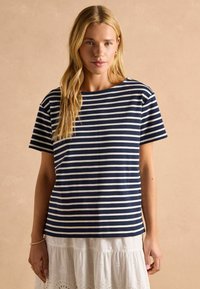 Tom Joule REGULAR FIT - HARBOUR SHORT SLEEVE BOAT NECK BRETON - Trükipildiga T-särk - navy white