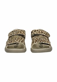 Sandalen mit Leopardenmuster und zwei verstellbaren Klettverschlüssen, in einem hellbeigen Farbton, mit weichem Material und einer flachen, neutralfarbenen Sohle.