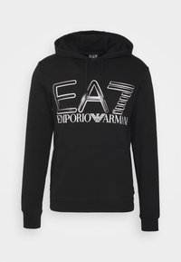Sudadera negra con bolsillo frontal, gran texto "EA7" y "Emporio Armani" en blanco y plata en el pecho, y capucha con cordón.