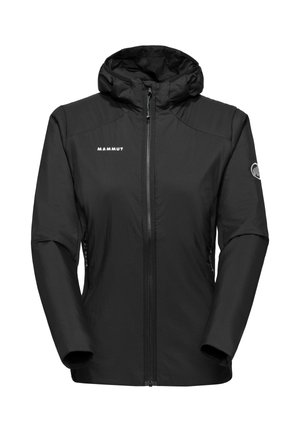 Giacca isolante nera con cappuccio, zip frontale completa, tasche laterali e un logo sul petto. Tessuto liscio con design aderente.