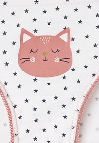 Weiße Unterwäsche mit einem Katzenkopf-Graphic in sanftem Rosa und goldenen Details, umgeben von kleinen marineblauen Sternen, mit pinker dekorativer Borte.