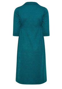 Sukienka w kolorze morskim, z kołnierzykiem, krótkimi rękawami i teksturowanym wzorem. Charakteryzuje się luźnym krojem oraz delikatnym marszczeniem w talii, które podkreśla sylwetkę.