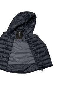 Giubbotto imbottito nero con cappuccio, caratterizzato da un design trapuntato, fodera interna liscia e chiusura frontale con zip; etichetta interna visibile.
