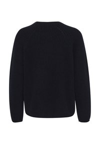 Sötétkék kötött pulóver, laza szabással, bordázott textúrával és széles kerek nyakkal. Raglán ujjakkal és egyenes szegéllyel rendelkezik.