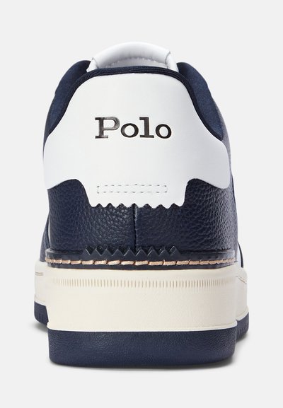 Tumes nahk tennisekad valgete aktsentidega, tekstureeritud nahast kann, ning "Polo" bränding. Kautšukist tald koos õmmeldud detailidega.