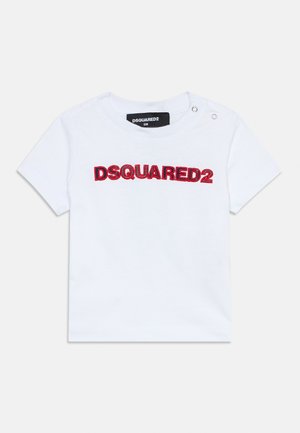 Бяла бебешка тениска с къси ръкави с червен логотип DSQUARED2 на гърдите и копчета на едно рамо.