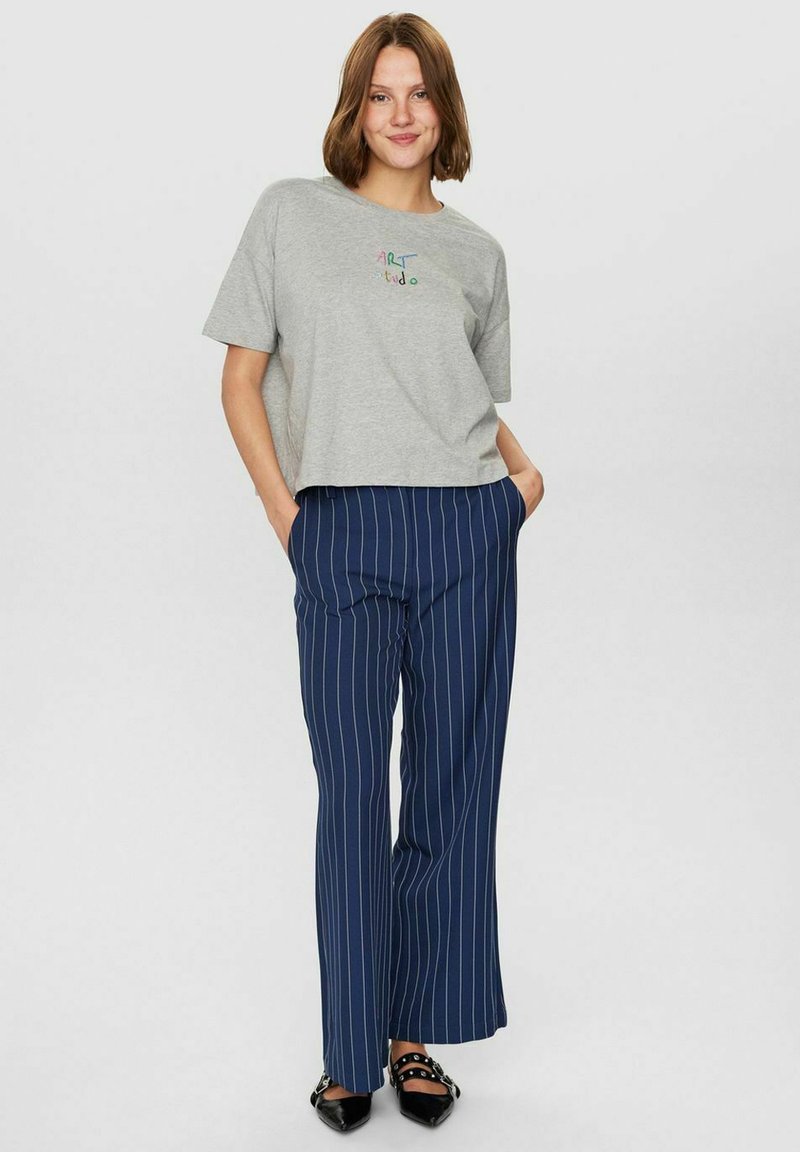 Numph T-shirt print grijs Numph T-shirt print grijs