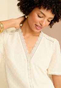 Love & Roses DOBBY FLUTTER SLEEVE REGULAR FIT - Bluse - ivory white