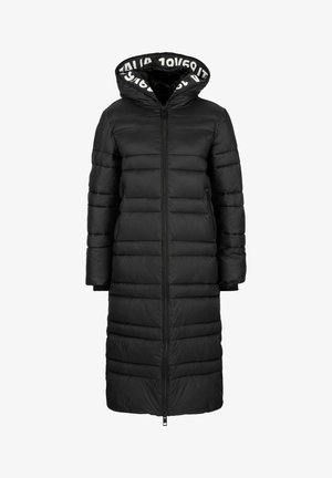 Zwarte pufferjas met een lang, recht ontwerp, gekenmerkt door horizontale gestikte secties, ritsluiting en een capuchon met contrasterende logo-afwerking.