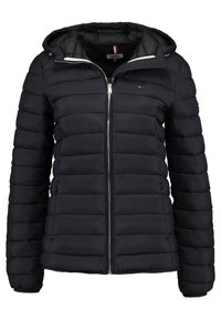 Černá péřová bunda se zipem vpředu a kapucí. Obsahuje vodorovný prošívaný vzor, stříbrné kovové detaily a logo na prsou.