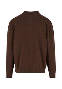 Dunkelbrauner, langärmeliger Pullover mit geripptem Kragen, Bündchen und Saum, von hinten auf weißem Hintergrund gezeigt.