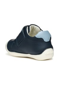 Scarpa in pelle blu navy con suola in gomma bianca, caratterizzata da un accento blu chiaro sul tallone e dettagli di cucitura lungo i lati.