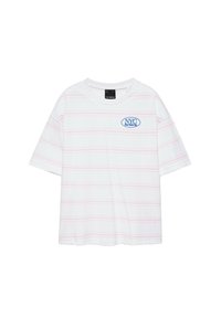 T-shirt blanc à manches courtes avec fines rayures horizontales roses et logo bleu "NYC New York City" sur la poitrine.