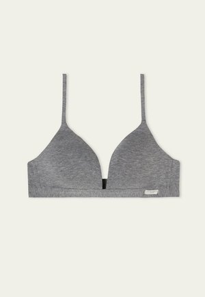 Grijze driehoek bralette gemaakt van zachte stof met dunne verstelbare bandjes, een zwarte onderband en minimalistische branding aan de zijkant.