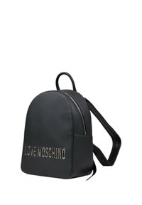 Mochila negra de cuero sintético con forma redondeada, que cuenta con un zip plateado y "LOVE MOSCHINO" grabado en letras metálicas en la parte frontal.