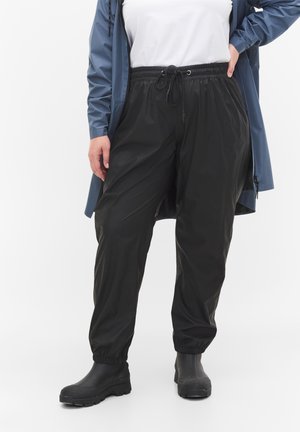Zwarte, lichte, elastische broek met een drawstring taille. Heeft taps toelopende benen en gathered boorden, gemaakt van een gladde, glanzende stof.