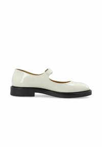 Zapato Mary Jane de charol blanco con puntera redonda, suela plana negra y una sola correa en el empeine.