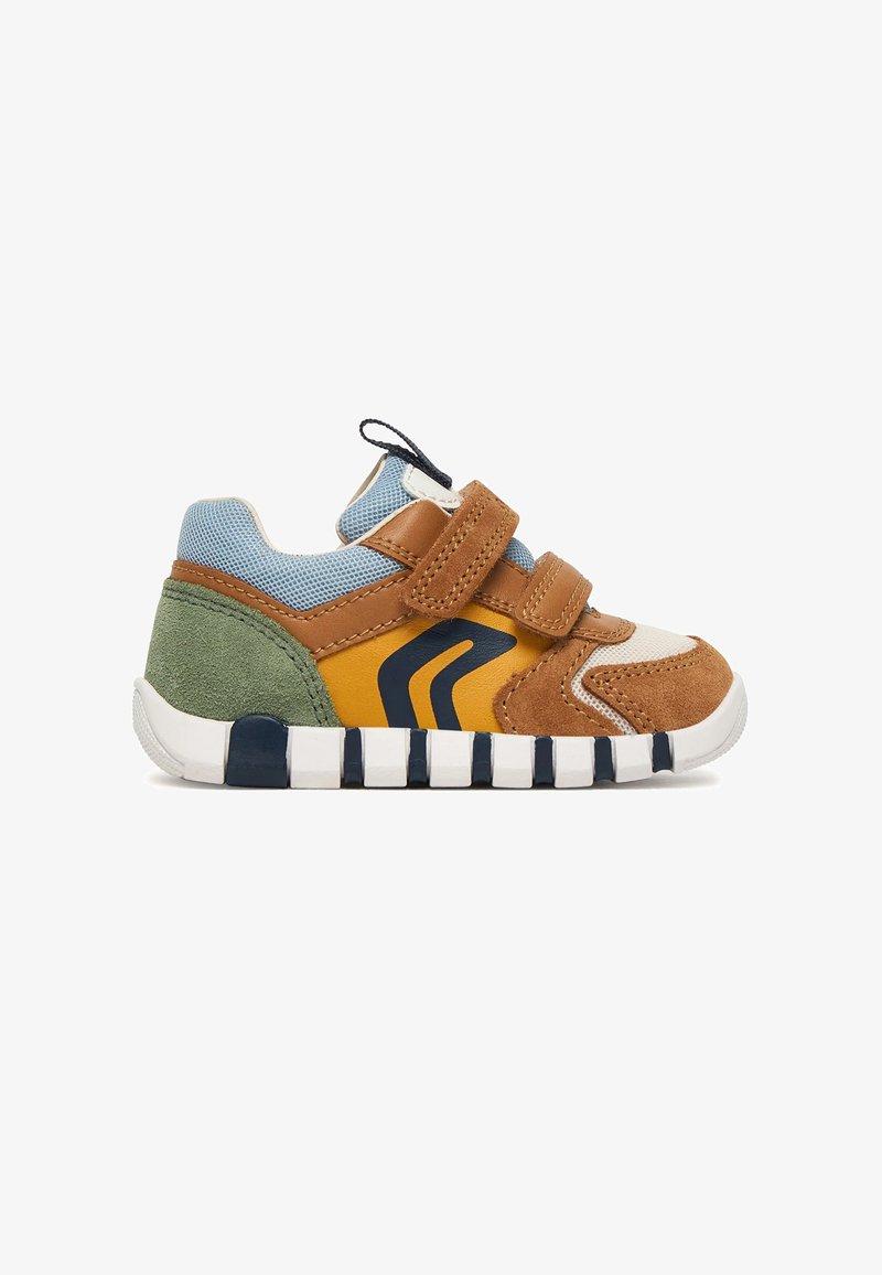 Baskets pour enfants en marron, jaune, vert et bleu avec deux sangles Velcro et une semelle rayée blanche et marine.