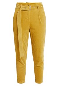 Gula kordflöjlsbyxor med bältesmidja, som har vertikal ribbning, avsmalnande ben och framfickor. Den släta texturen ger djup.