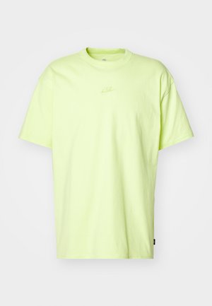 T-shirt di cotone verde neon chiaro con collo a girante, maniche corte e un piccolo logo in rilievo sulla parte superiore sinistra del petto.