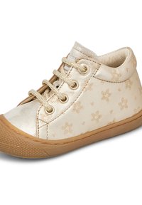 Chaussure dorée métallique avec une finition texturée, présentant un motif floral, un bout rond, un design à lacets et une semelle en caoutchouc marron.