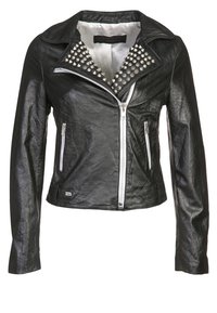 Schwarze Lederbikerjacke mit silbernen Nieten am Kragen und asymmetrischem Frontreißverschluss, ausgestattet mit zwei seitlichen Reißverschlusstaschen.