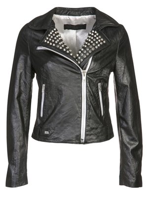 Veste en cuir noir de biker avec des pics en argent sur le col et une fermeture éclair asymétrique à l'avant, dotée de deux poches latérales zippées.