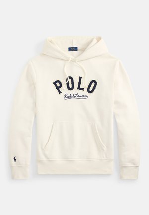 Krémovo-biela mikina s kapucňou a klokankovým vreckom, námornícky modrý nápis "POLO Ralph Lauren" na hrudi a malým vyšívaným logom na manžete ľavého rukáva.