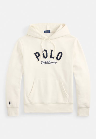 Iš balto atspalvio gobtuvu megzta sportinė palaidinė su kangaroo stiliaus kišene, tamsiai mėlynu užrašu „POLO Ralph Lauren“ ant krūtinės ir mažu siuvinėtu logotipu kairiojo rankogaliaus krašte.