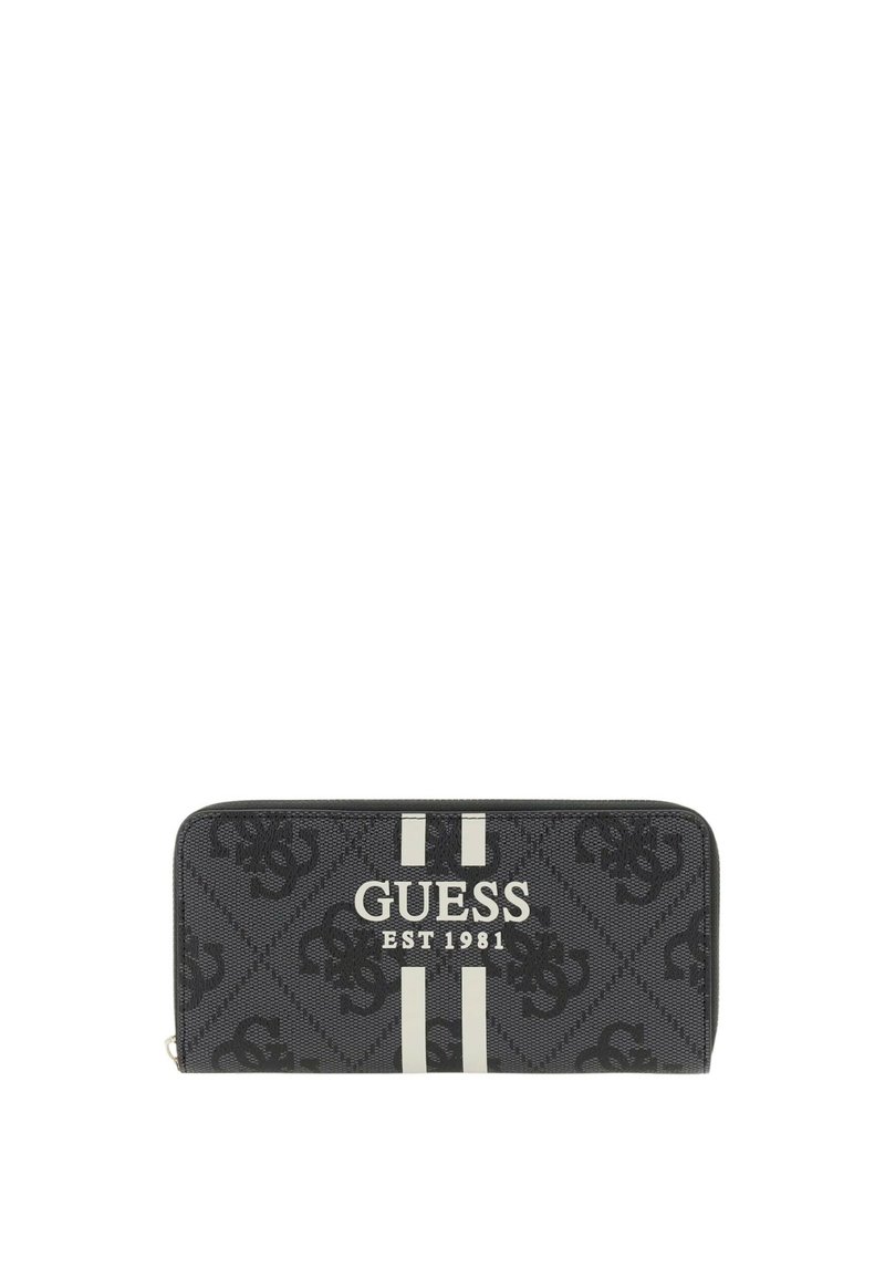 Portafoglio nero con motivo a logo in rilievo, strisce bianche e dettagli argentati. Presenta la scritta 'GUESS EST 1981' in lettere in grassetto sulla parte frontale.