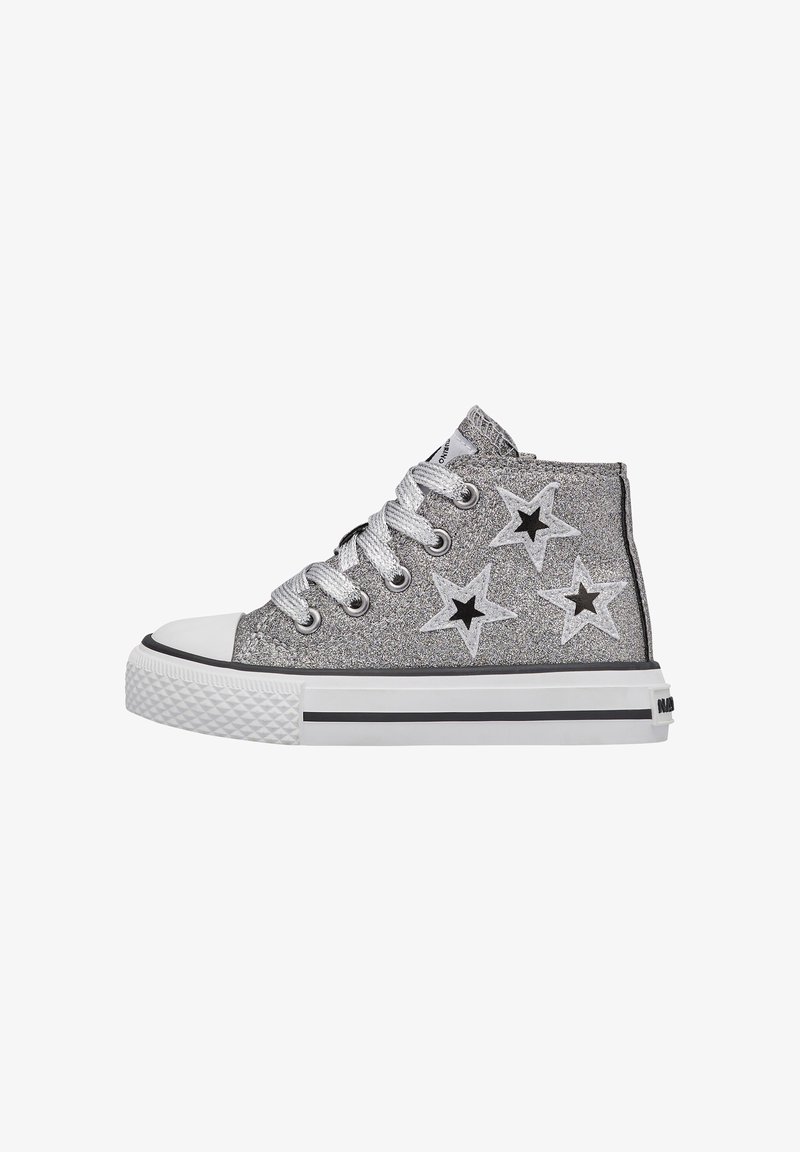 Silver glittriga hög sneakers med svarta stjärnmönster, vit gummitå och svarta accenter på en vit sula.