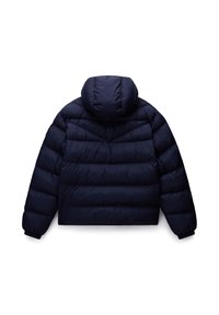 Donkerblauwe pufferjas met capuchon, elastische boorden en horizontale gestikte naden, van achteren getoond op een witte achtergrond.