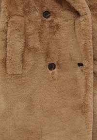 Hnědý kabát z umělého kožešinového materiálu s jemnou texturou, dvěma knoflíky a náprsní kapsou, s hladkým povrchem a moderním designem.
