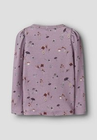 Paarse lange mouwen shirt met kleine bloeiende en paddenstoelpatronen verspreid over de stof.