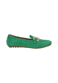 Mocasines de ante verde con puntera redondeada, que presentan un acento de hebilla en tono dorado y suela de goma texturizada. Acabado liso y diseño sencillo.
